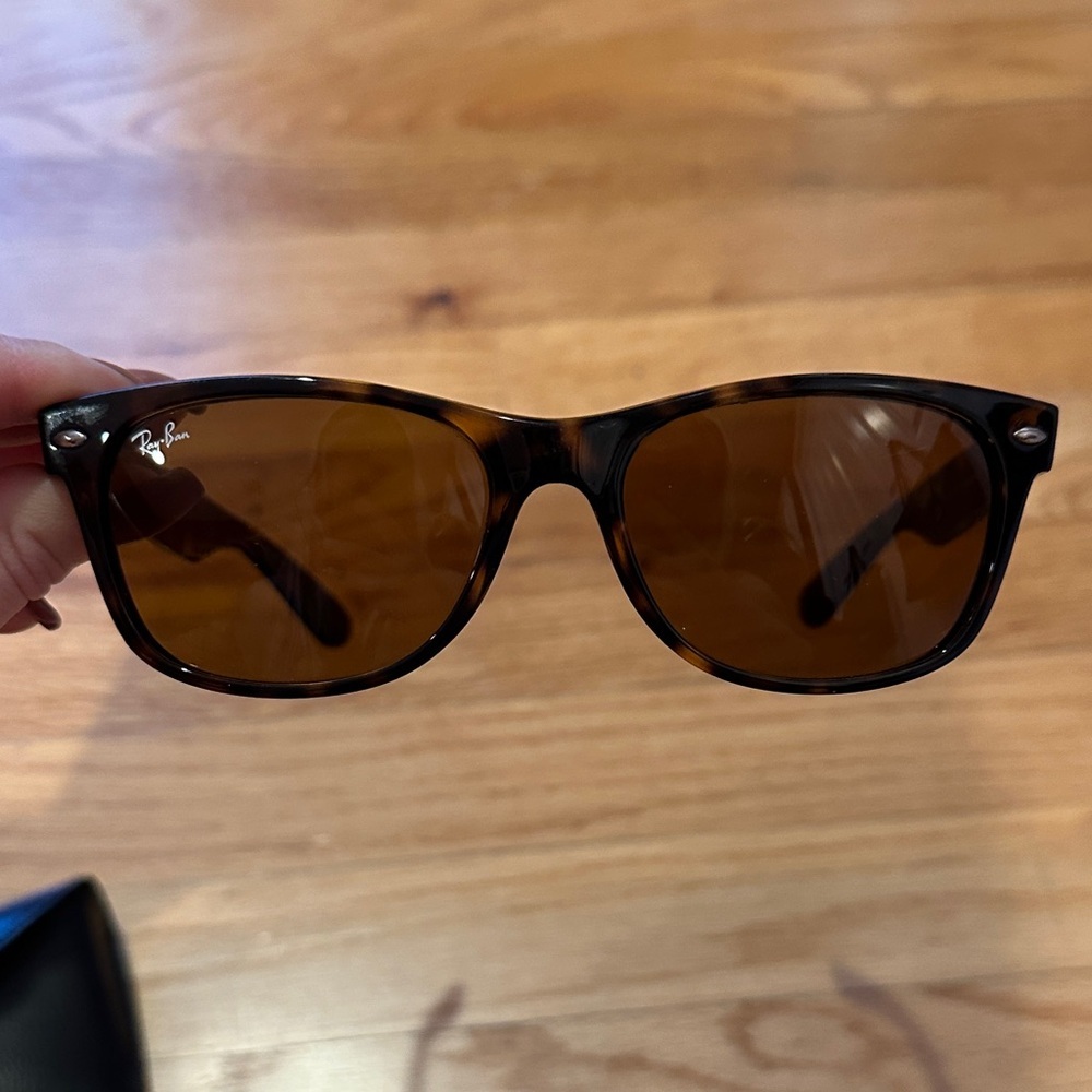 Ray-Ban Classic Tortoise Sunglasses with Case - Picture 6 of 6